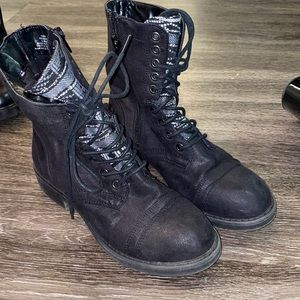 Size 6 black moderately worn boots